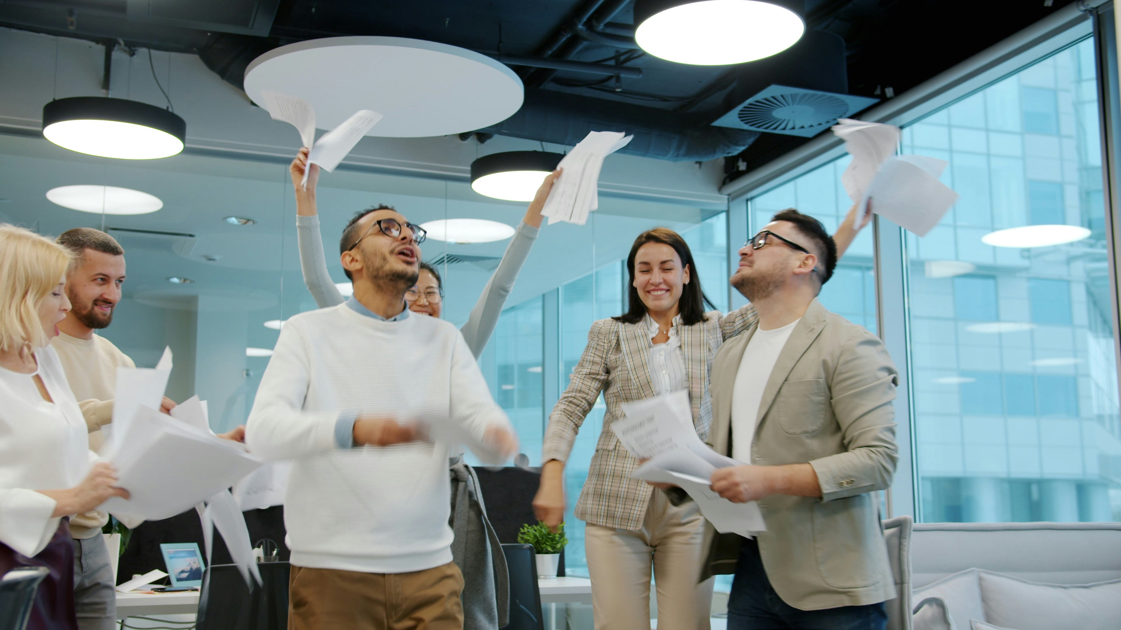 Equipo de ventas celebrando éxito